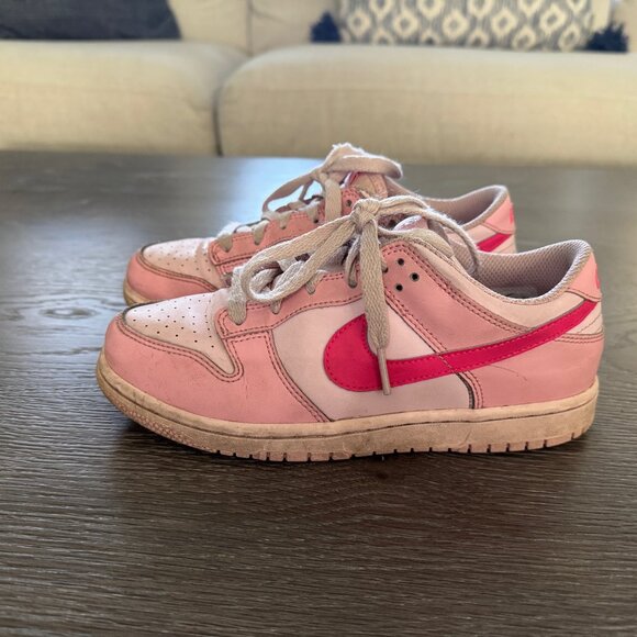 Girls Nike Dunk Low soft medium soft pink/hyper pink sneakers shoes size 3Y - Picture 1 of 5